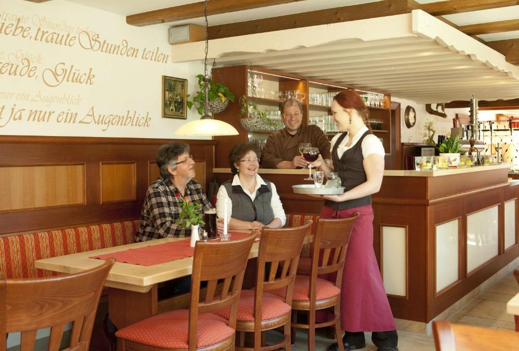 Landgasthof - Hotel Zum Stern Linden  المظهر الخارجي الصورة